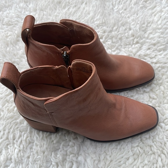 VIONIC LYSSA ANKLE BOOT SIZE 6.5. - Picture 8 of 12